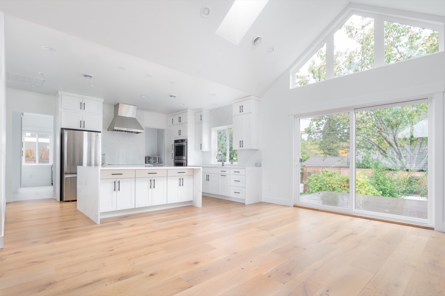 Bright open-plan kitchen remodeled by LeviArs
